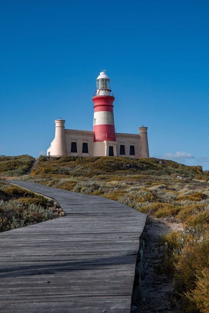Vuurtoren van Kaap Agulhas met het houten pad