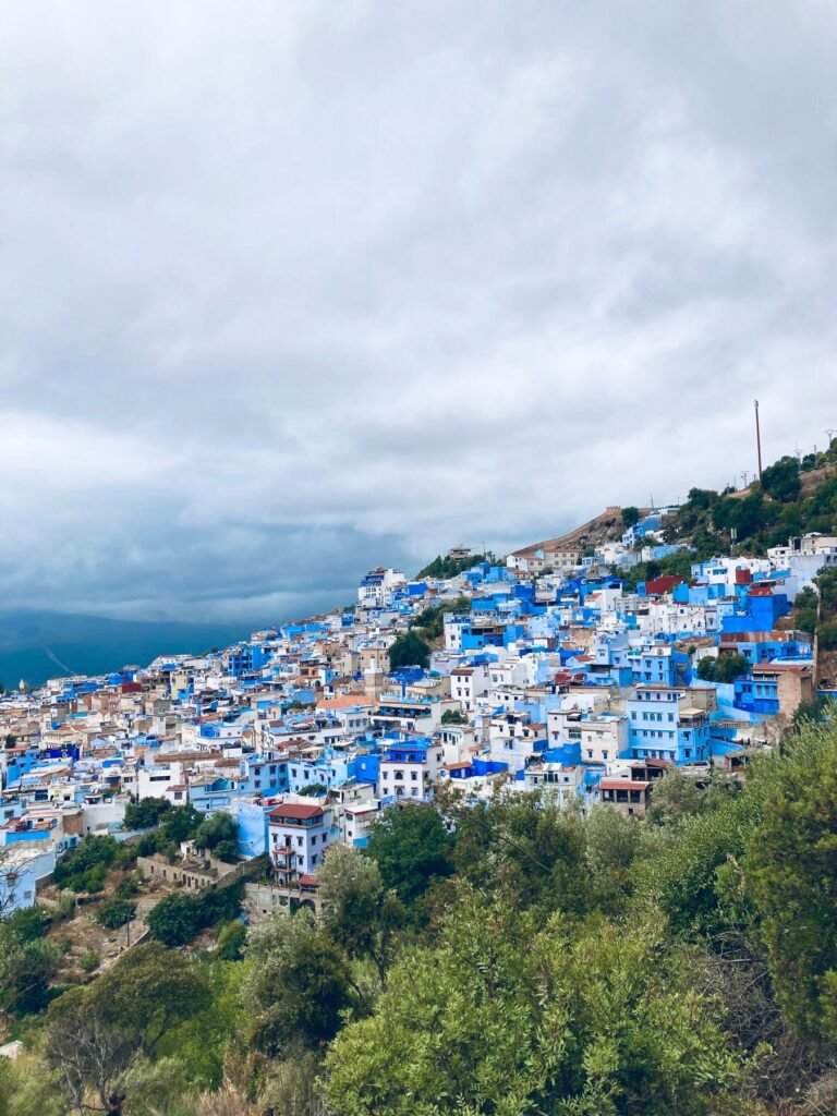 Chefchaouen tegen de groene heuvels van het Rifgebergte
