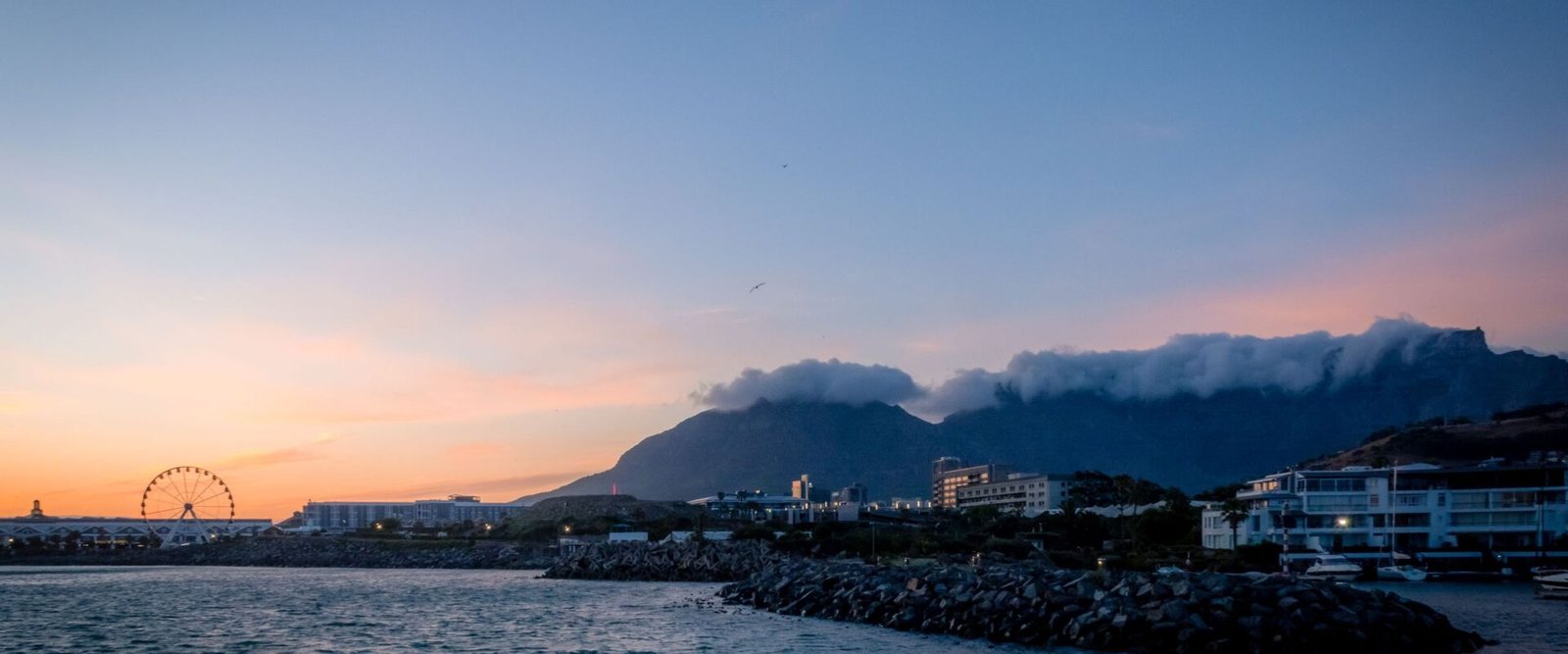 Het V&A Waterfront in Kaapstad bij schemering