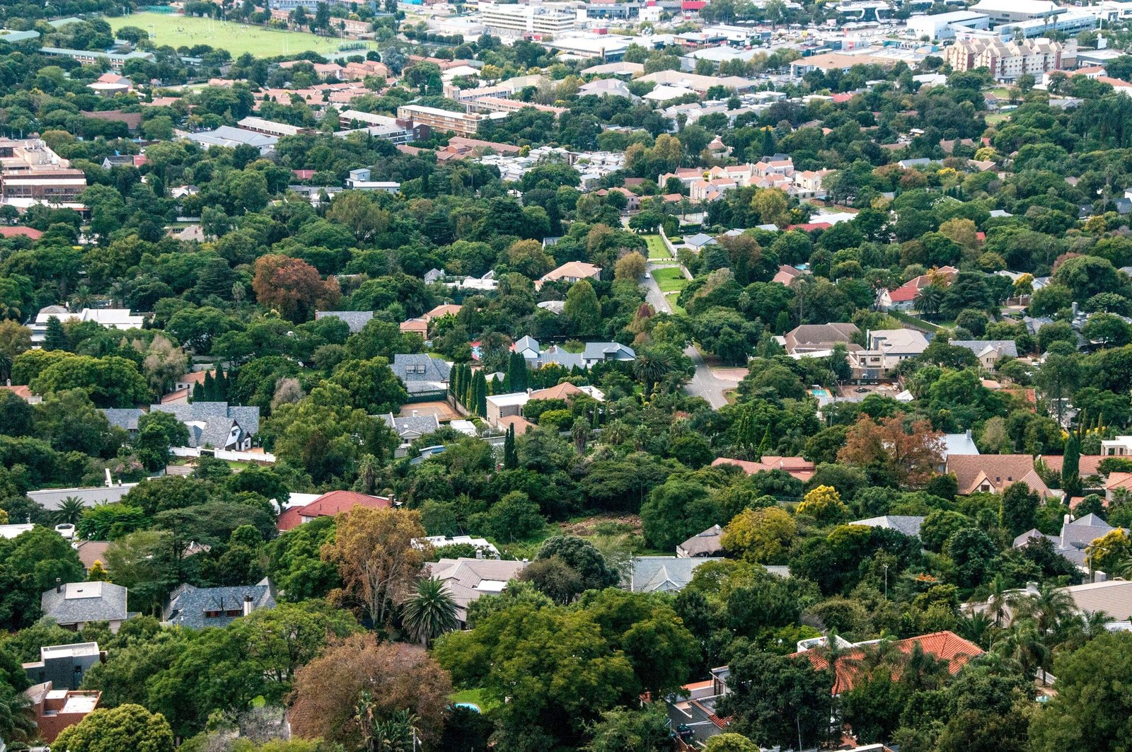 Groene buitenwijken van Johannesburg vanuit de lucht