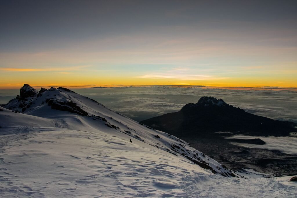 Zonsopkomst boven de sneeuw op de top van de Kilimanjaro