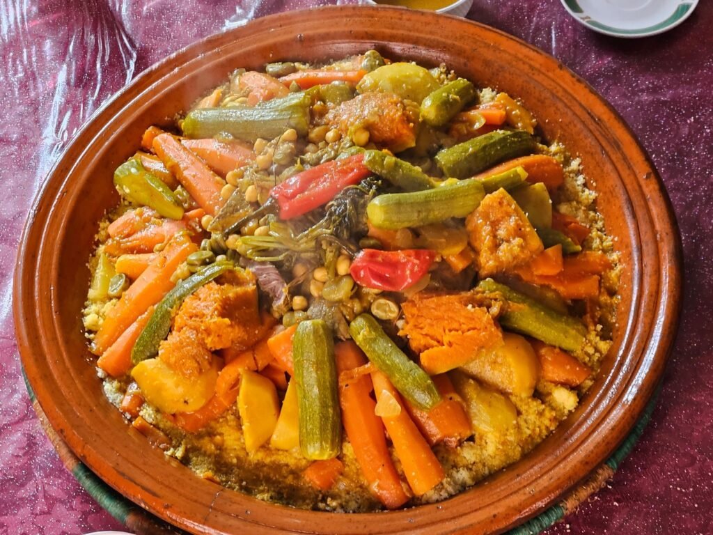 Couscous met groenten in een schaal