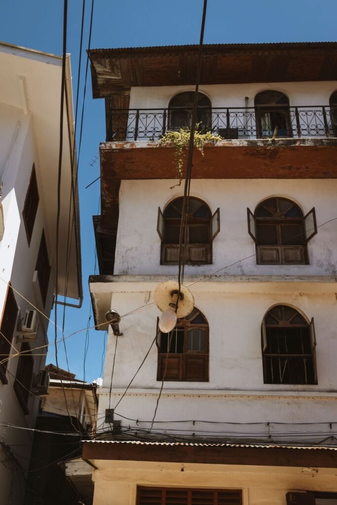 Balkons aan een oud huis in Stone Town