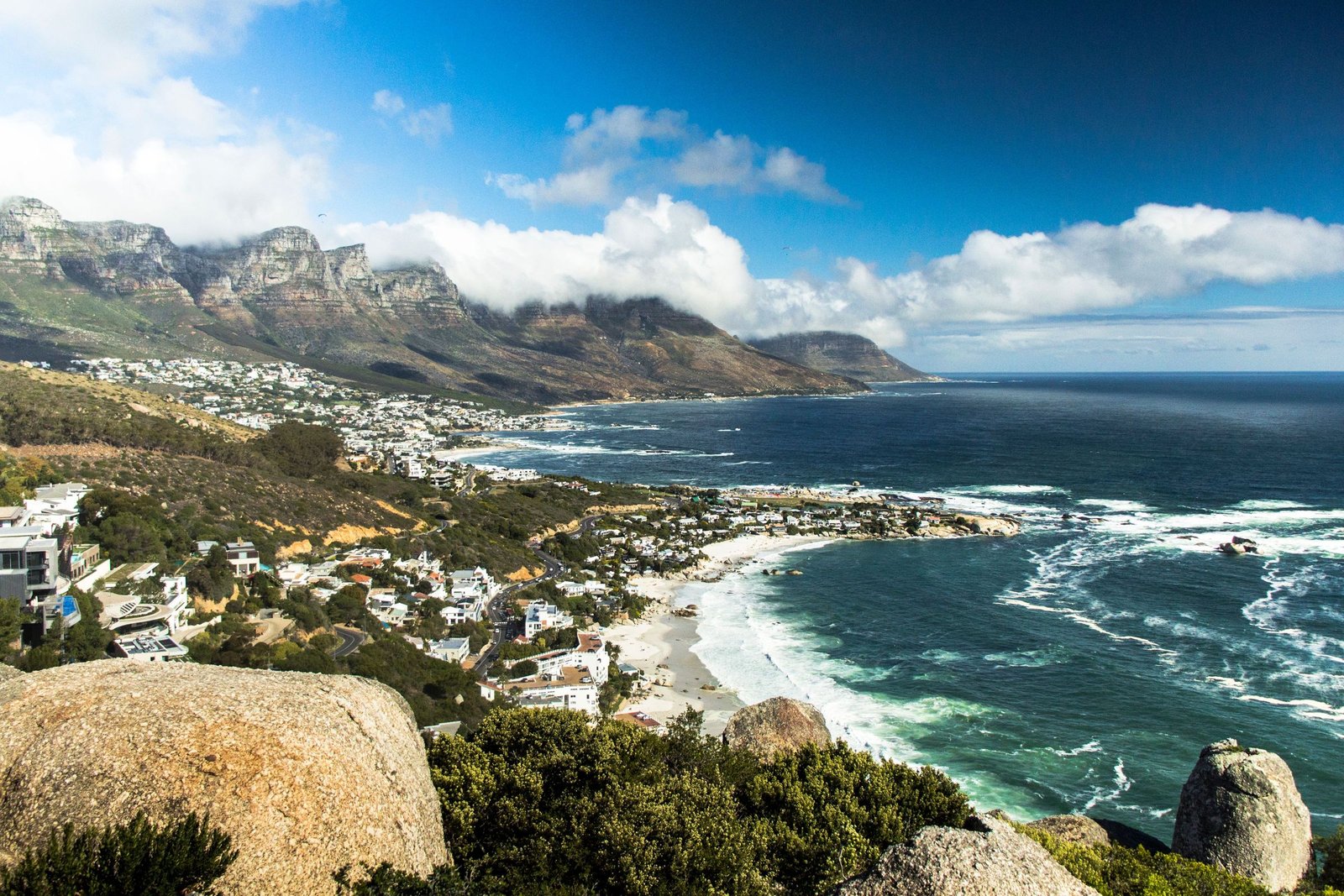 Camps Bay met de Twaalf Apostelen in Kaapstad