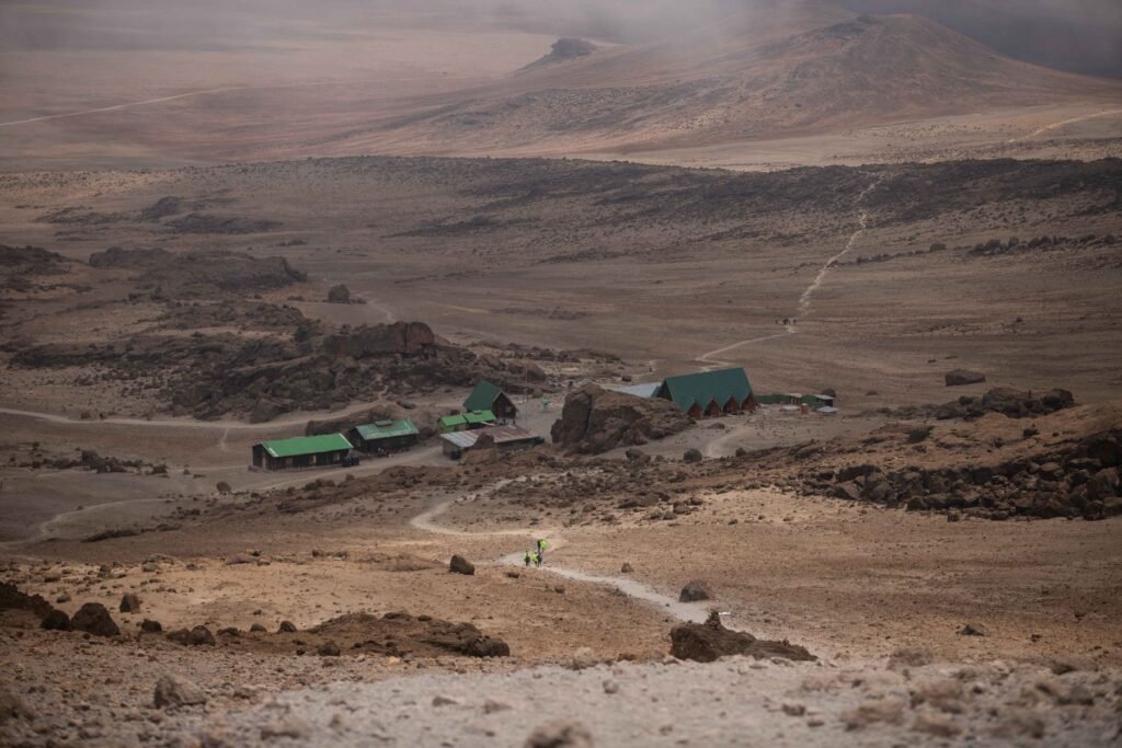 Hutten van een kamp op de hellingen van de Kilimanjaro