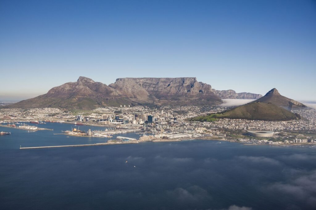 De Tafelberg en Kaapstad vanuit de lucht