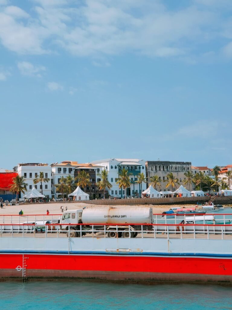 Veerboot in de haven bij Stone Town