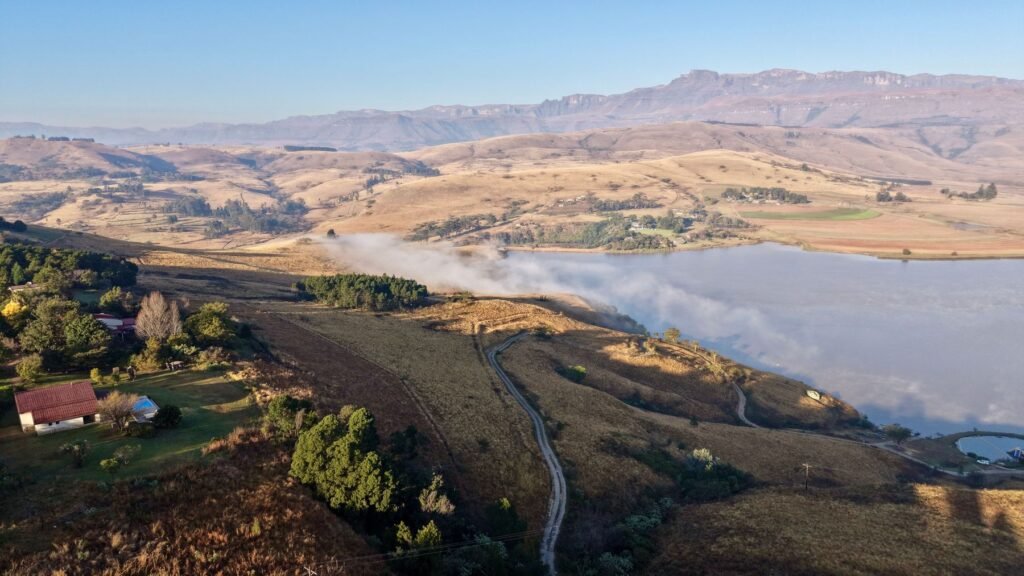 Glooiend landschap aan de voet van de Drakensbergen