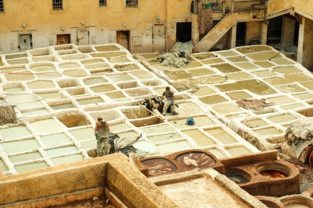 De Chouara-looierij in Fez met de verfkuipen