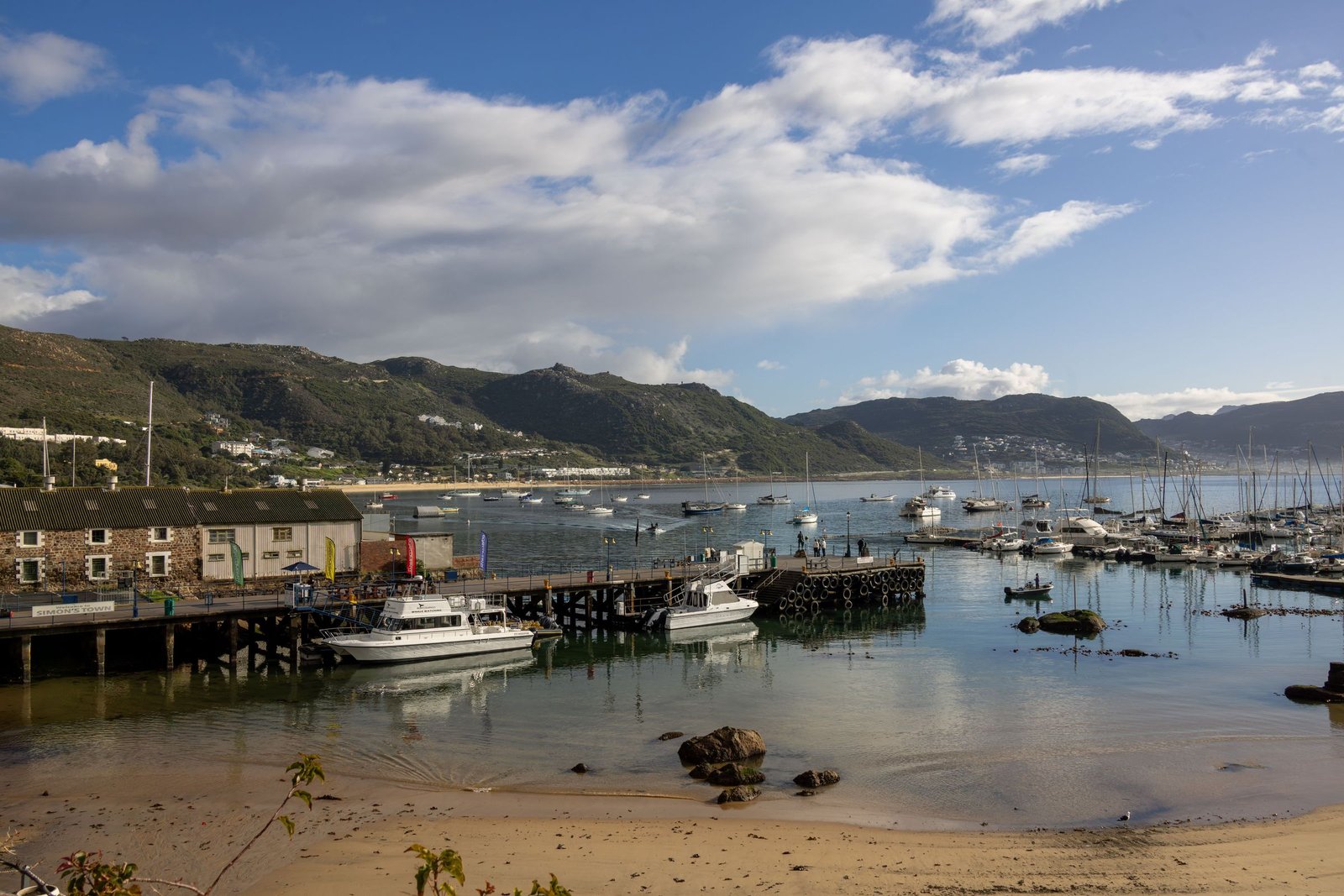 De haven van Knysna met de lagune