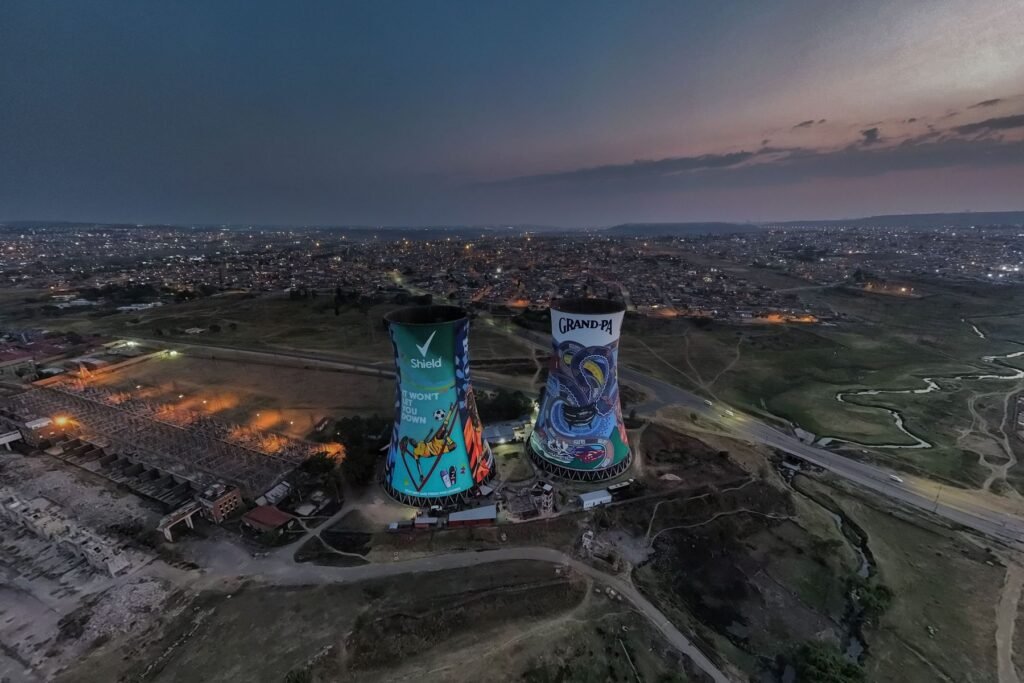 De beschilderde Orlando-koeltorens in Soweto
