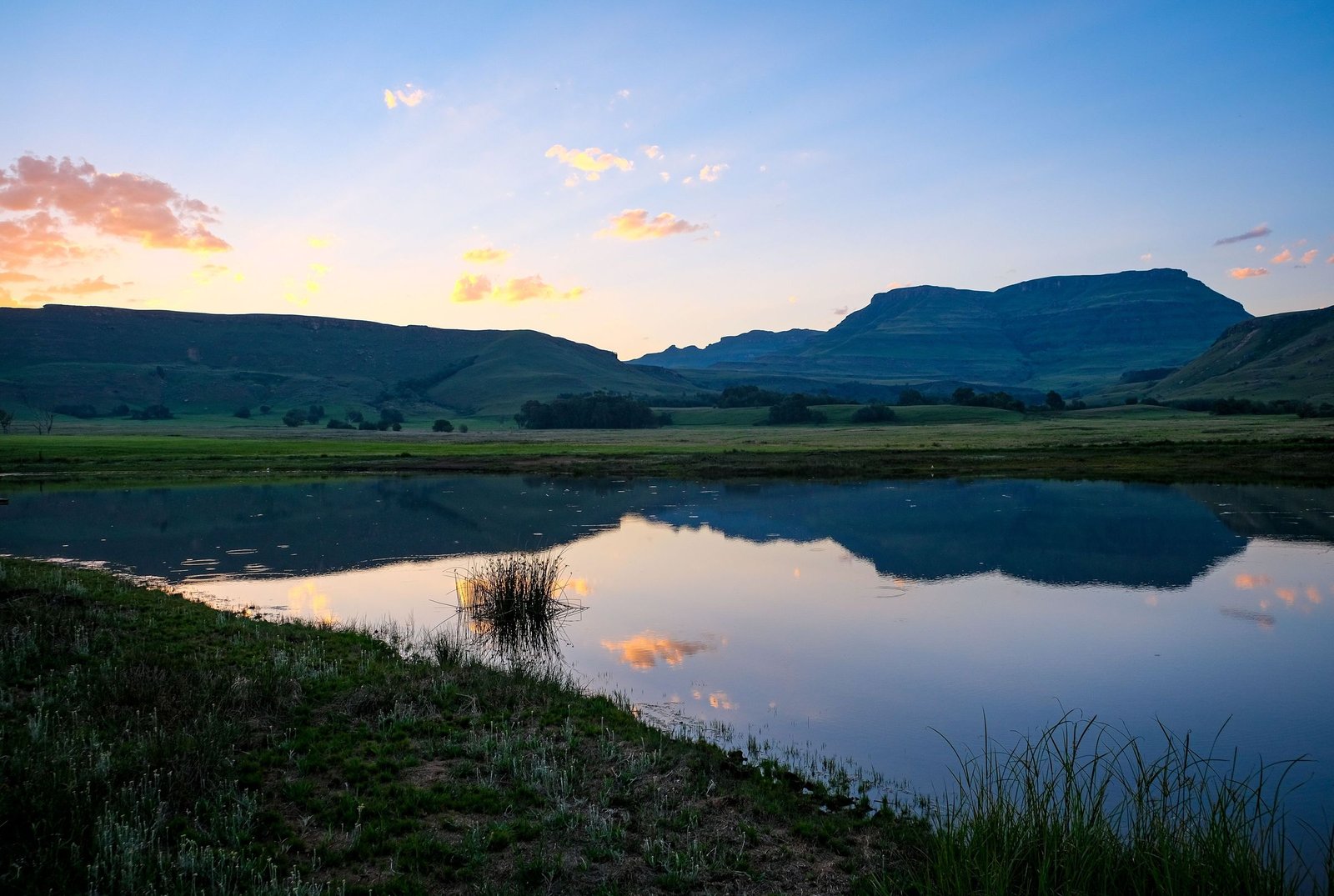 Meer bij zonsondergang in de Drakensbergen