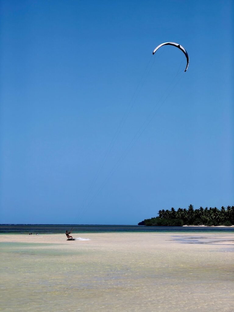 Kite boven een wit strand aan de oostkust van Zanzibar