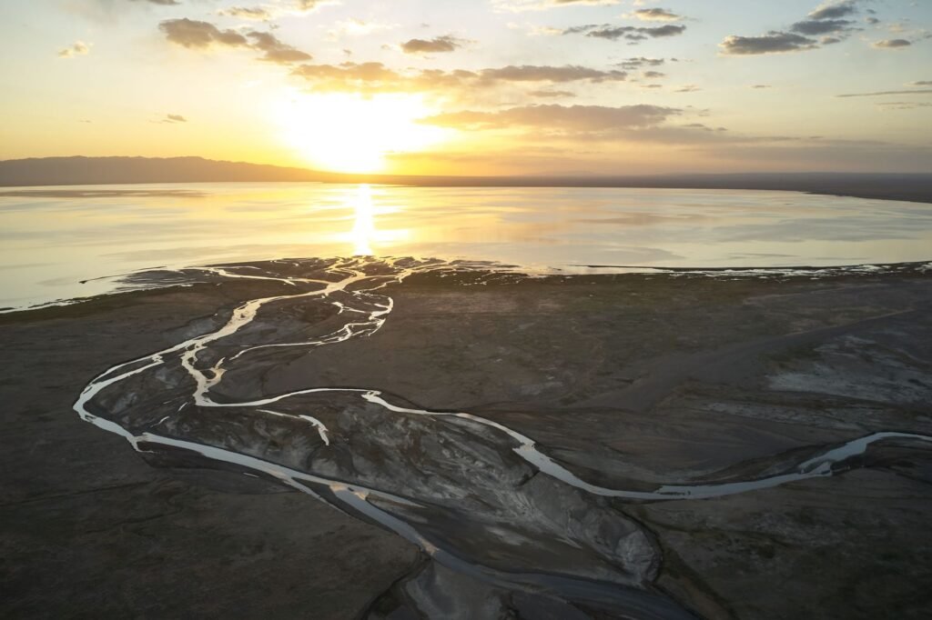 Zonsondergang boven de zoutvlakte van Lake Natron