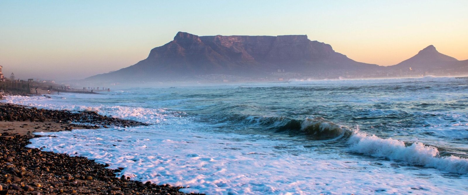 De Tafelberg gezien vanaf de kust bij zonsondergang