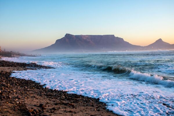 De Tafelberg gezien vanaf de kust bij zonsondergang