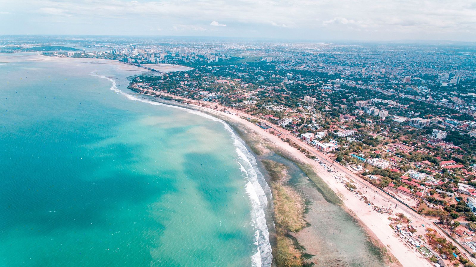 Kust en stranden van Dar es Salaam vanuit de lucht