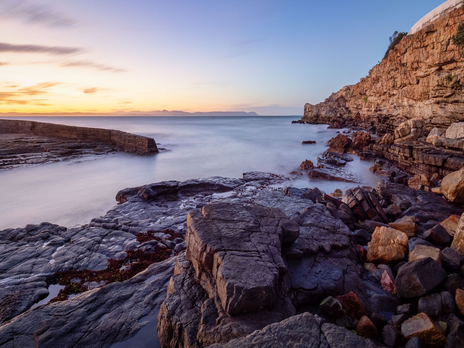 Rotskust bij Hermanus bij zonsondergang