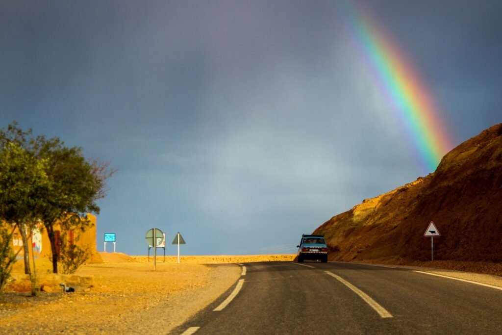Weg door het zuiden van Marokko met een regenboog