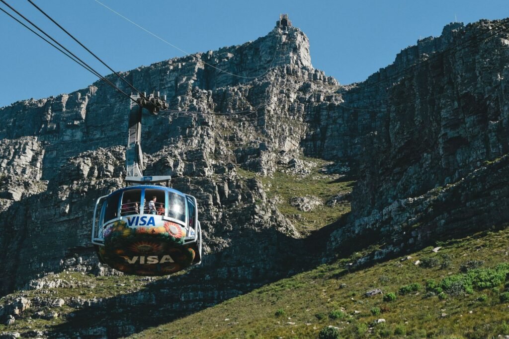 Cabine van de Tafelberg-kabelbaan boven de rotsen
