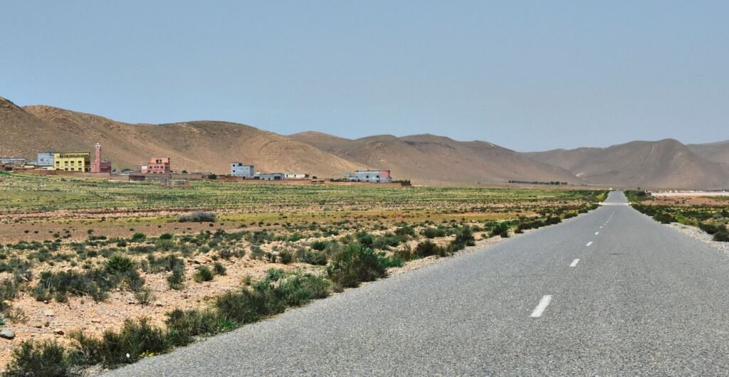 Lange weg door het droge landschap van Marokko