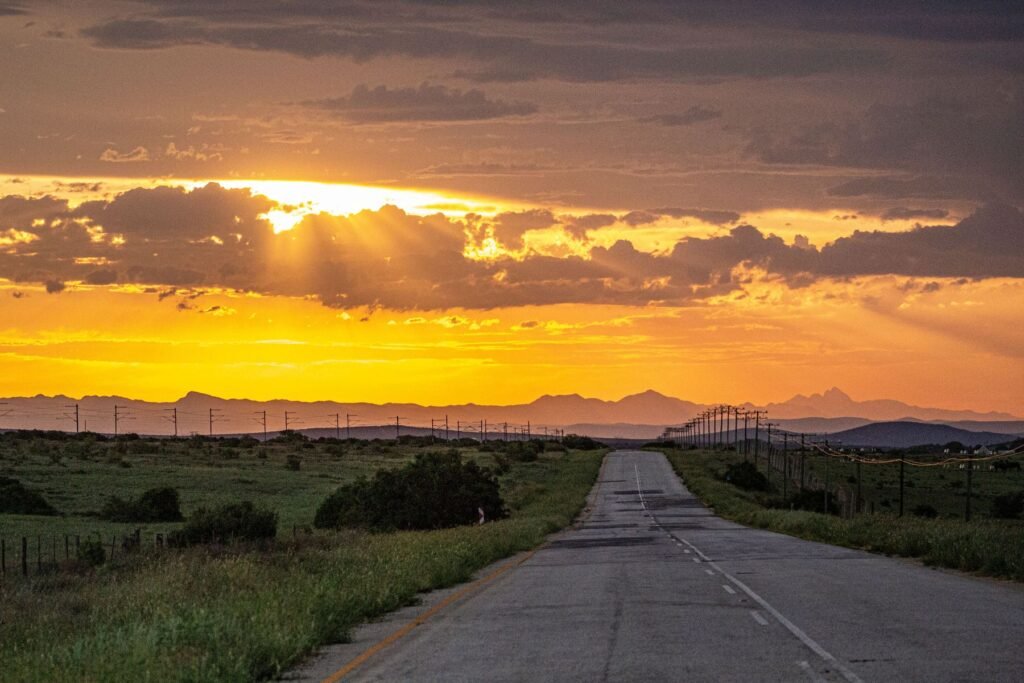 Landweg in Zuid-Afrika bij zonsondergang