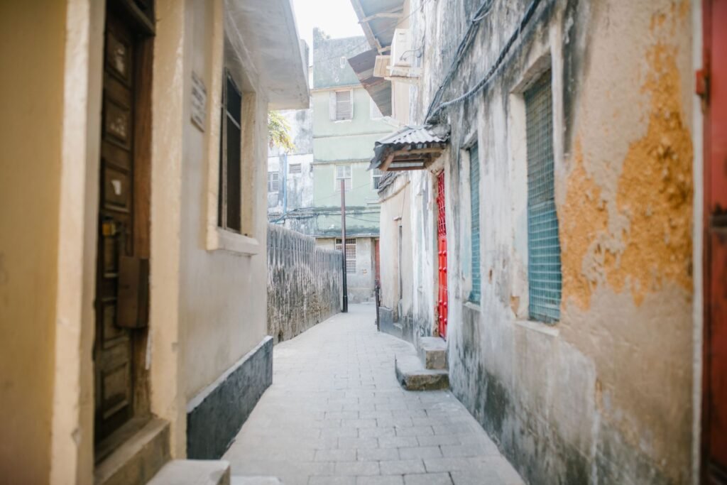 Smalle steeg met oude gevels in Stone Town