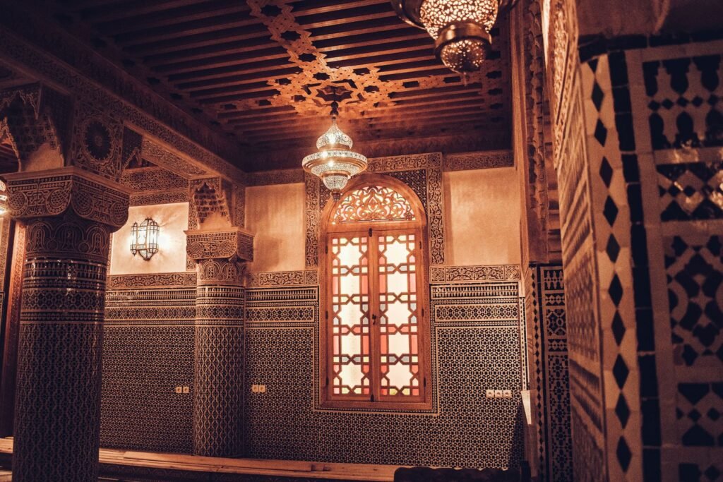 Rijk versierd interieur in de medina van Fez