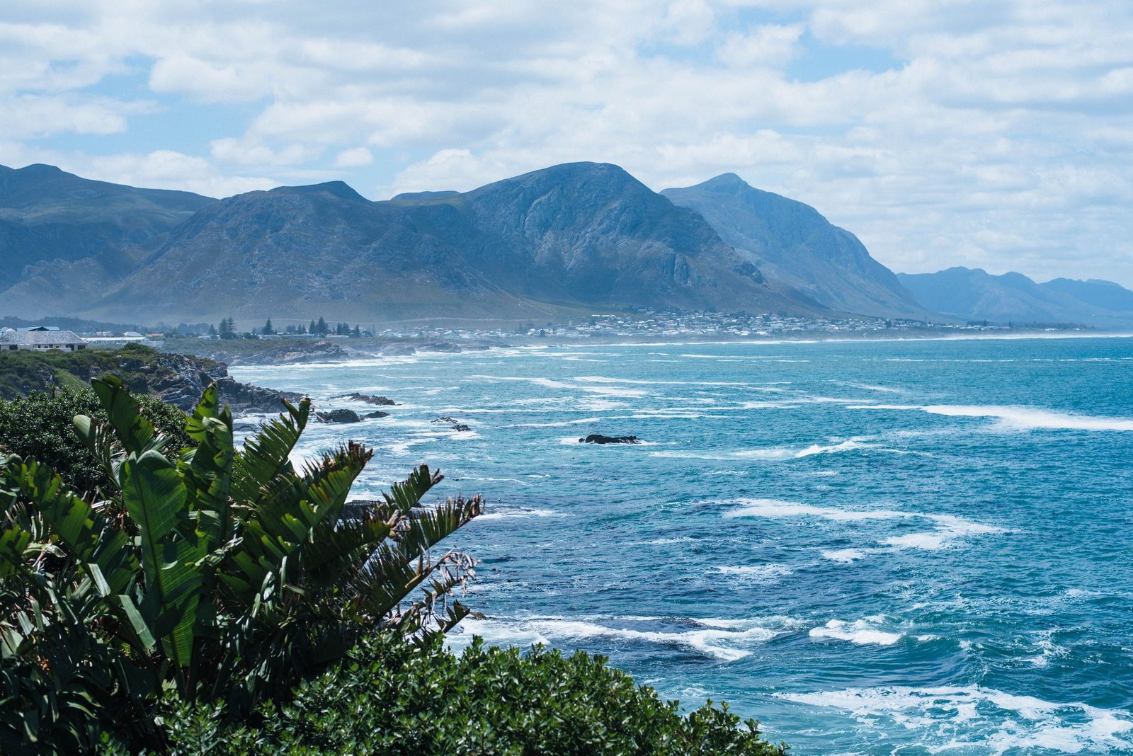 De rotskust van Walker Bay bij Hermanus