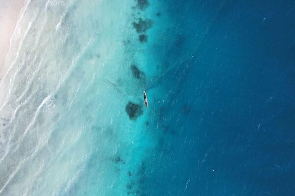 Het rif en turquoise water voor de kust van Zanzibar vanuit de lucht