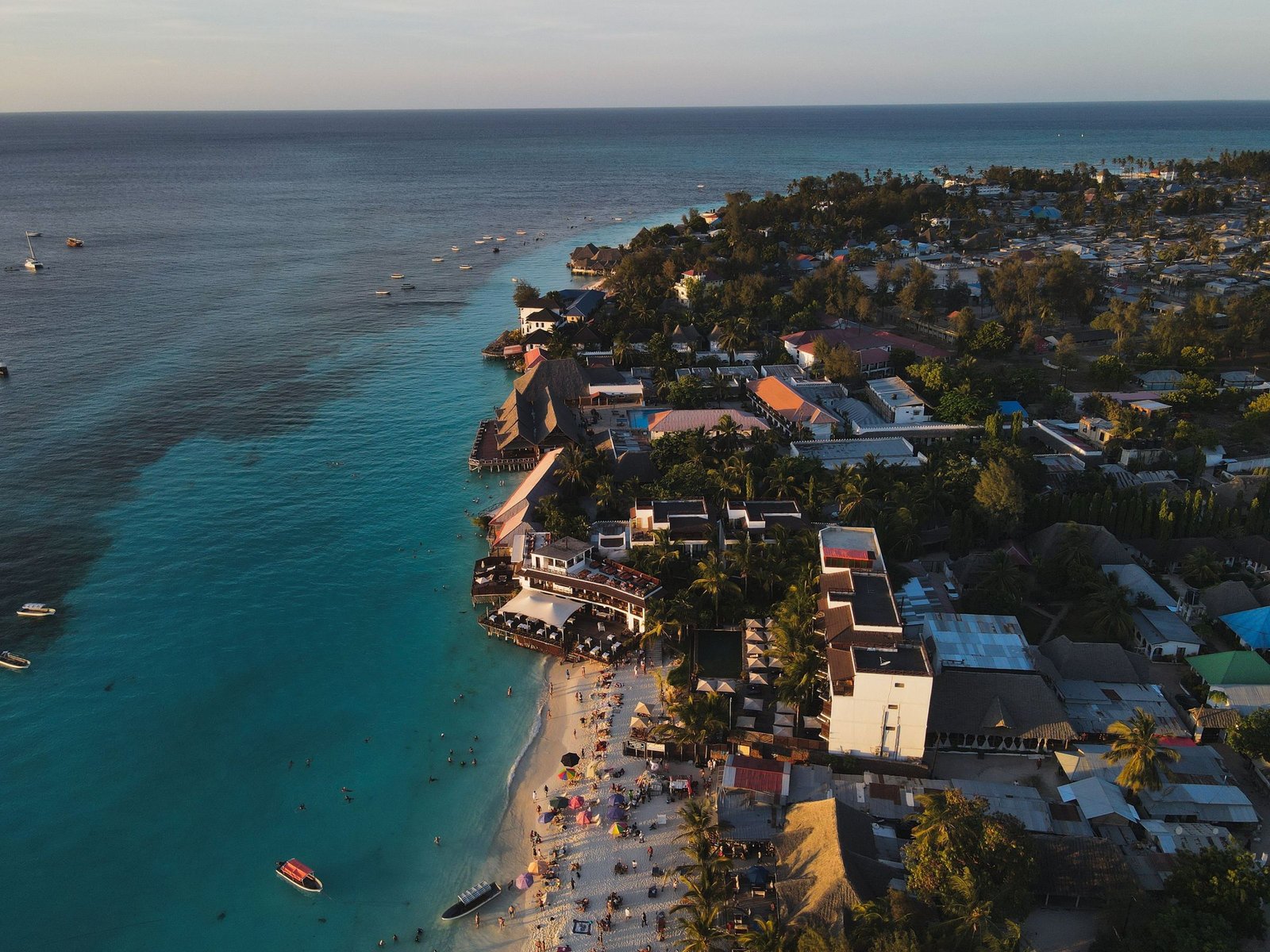 De kust bij Nungwi en Kendwa op Zanzibar vanuit de lucht