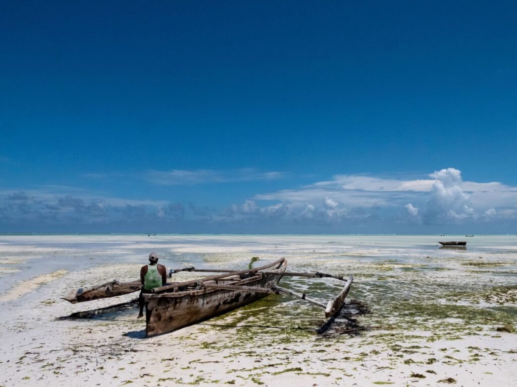 Houten boot op het drooggevallen strand bij eb op Zanzibar