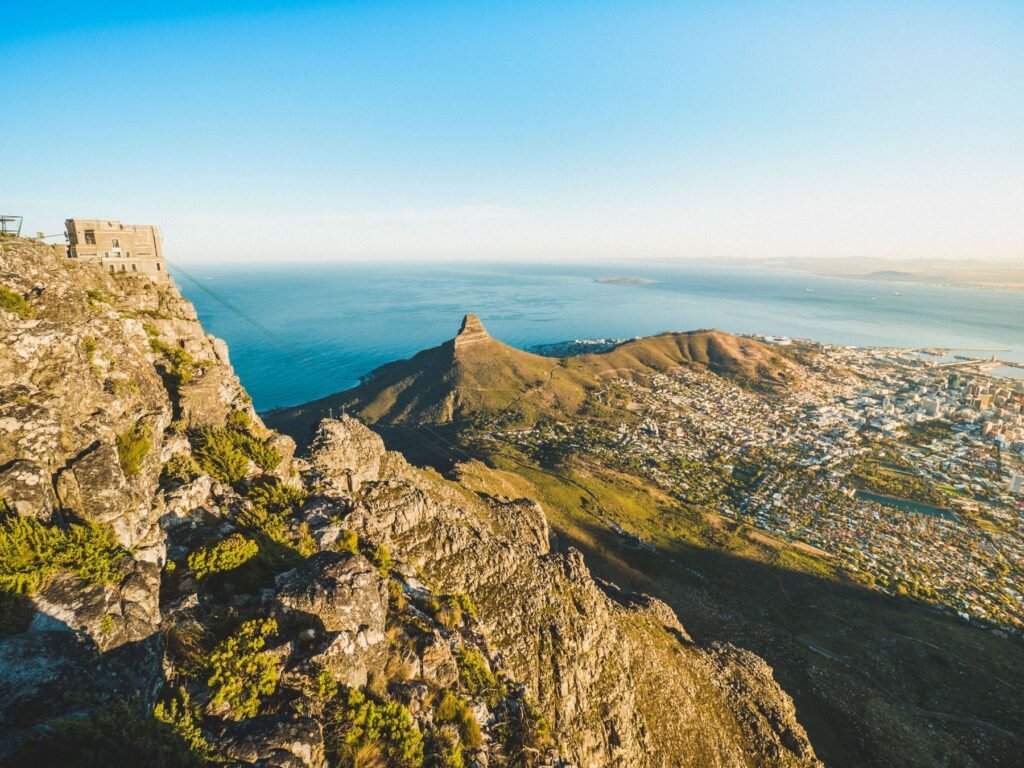Uitzicht op Lion’s Head en Kaapstad vanaf de Tafelberg