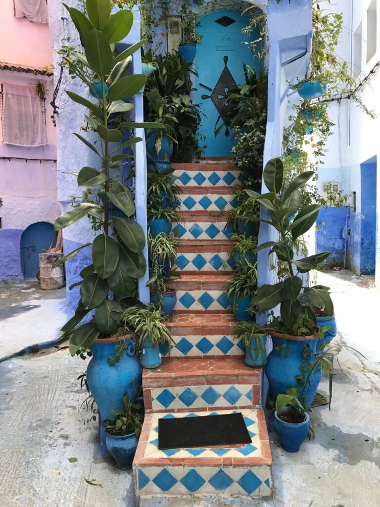 Blauwe trap met planten in Chefchaouen