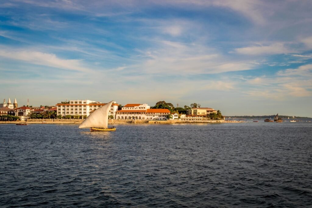 Dhow voor het zeefront van Stone Town
