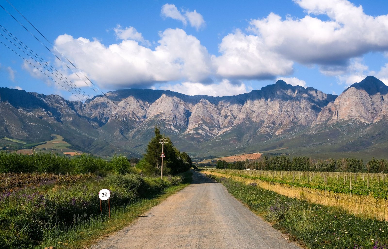 Landweg naar de bergen bij Franschhoek