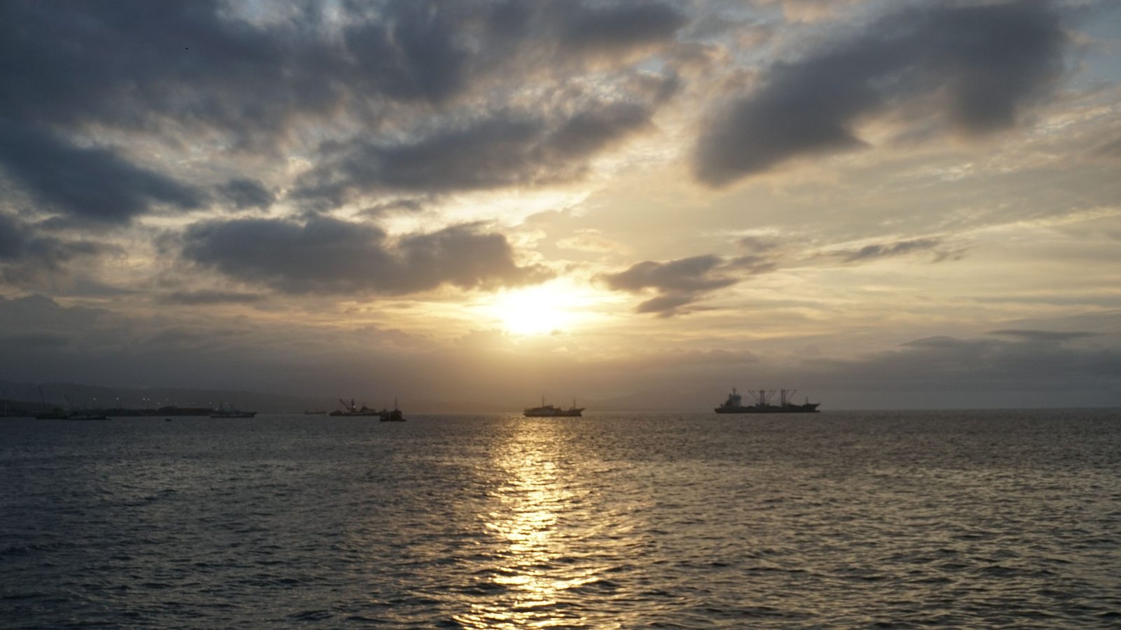 Zonsondergang boven de zee bij de Salomonseilanden