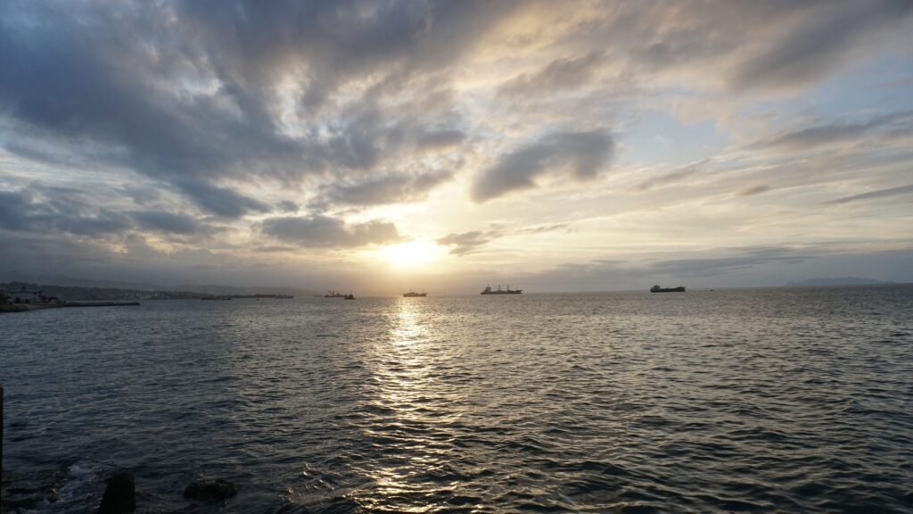 Zonsondergang boven zee met schepen aan de horizon bij Honiara