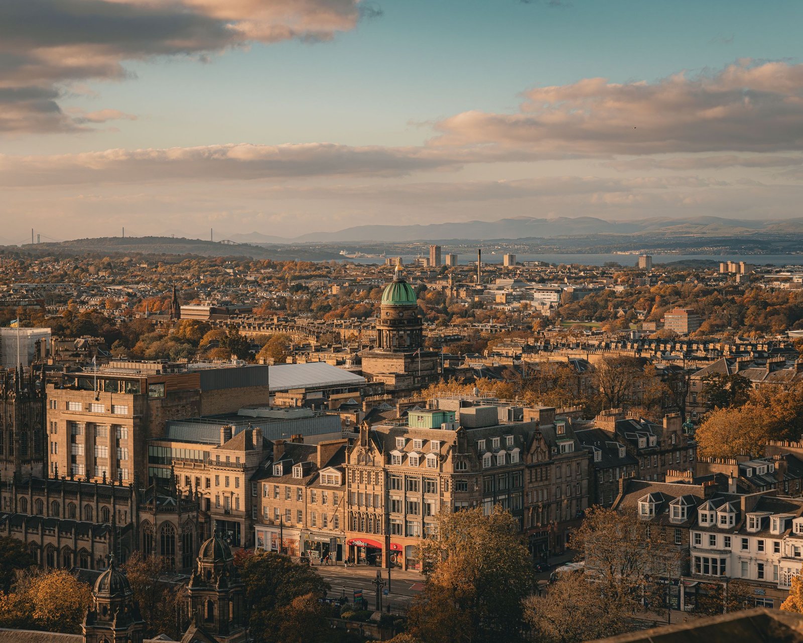 Skyline van Edinburgh bij zonsondergang