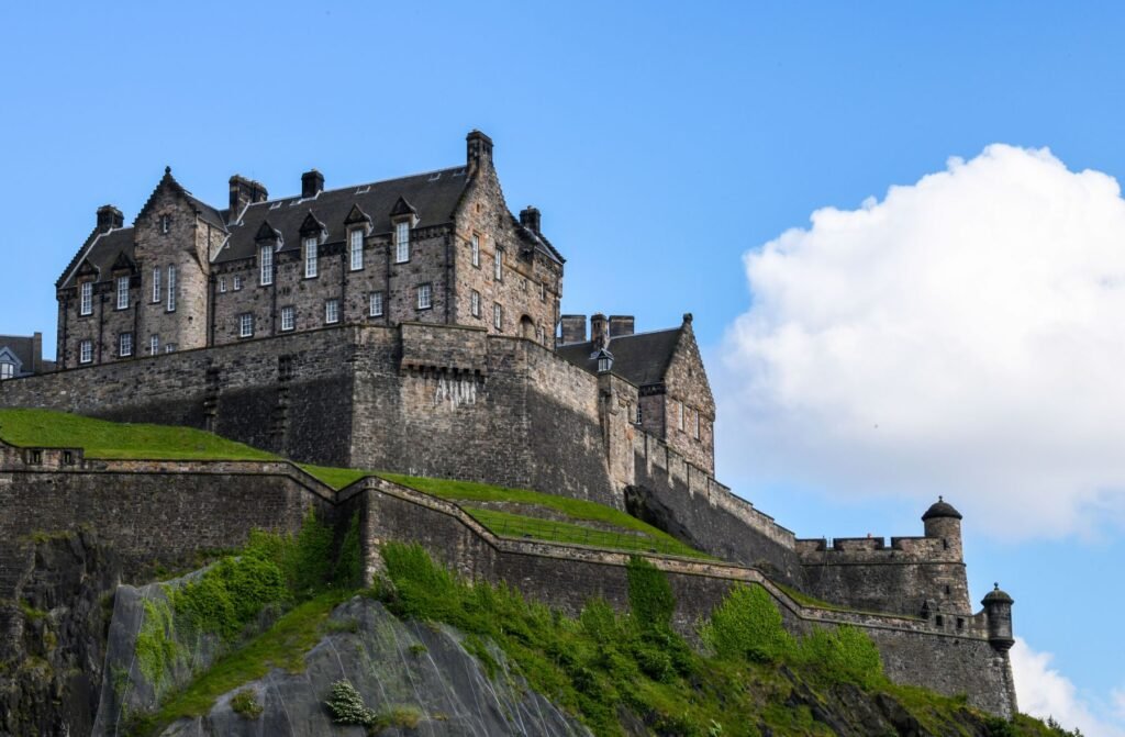 Edinburgh Castle onder een blauwe lucht