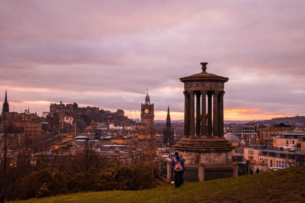 Calton Hill bij zonsondergang