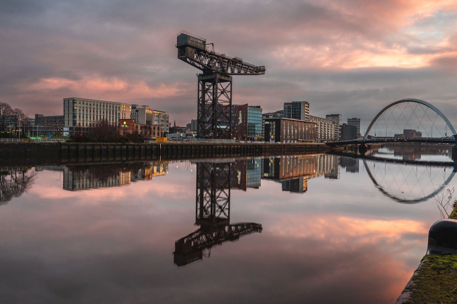 De Clyde in Glasgow bij zonsondergang