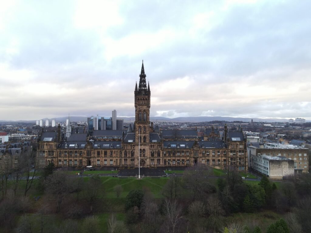 Universiteit van Glasgow boven de stad