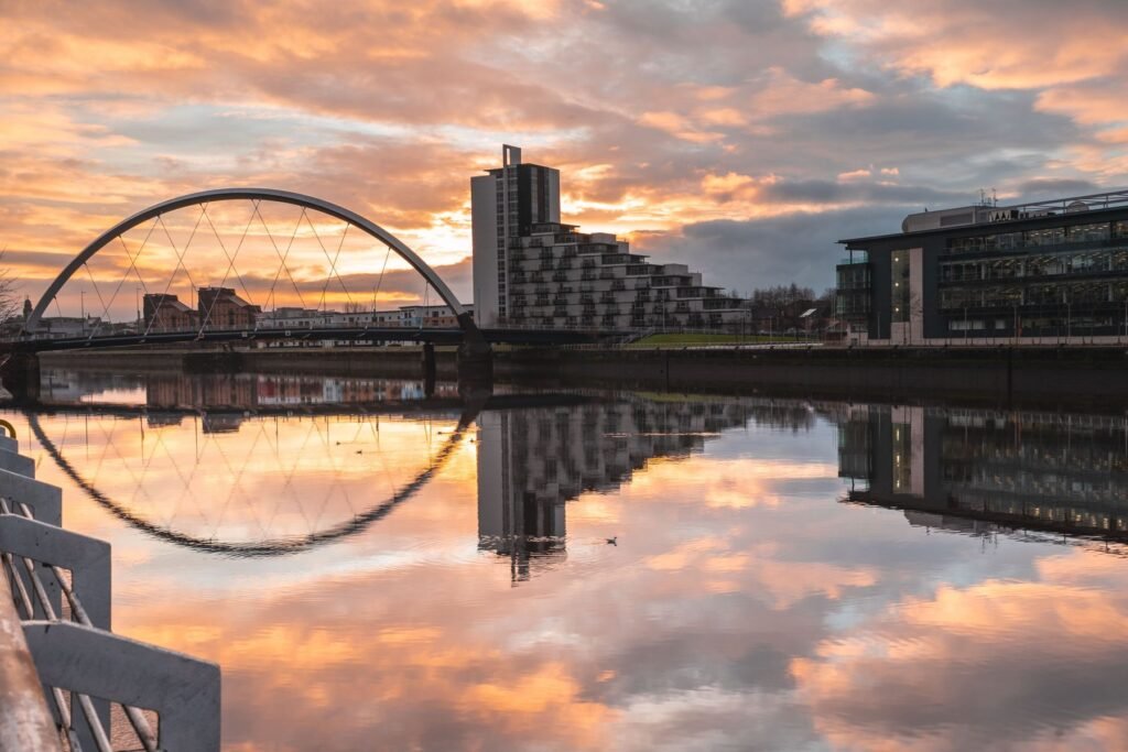 Brug over de Clyde met reflectie