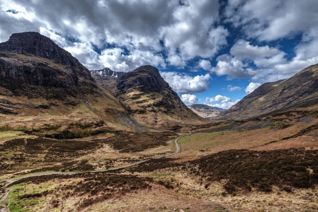 Bergen in Glencoe met wolken