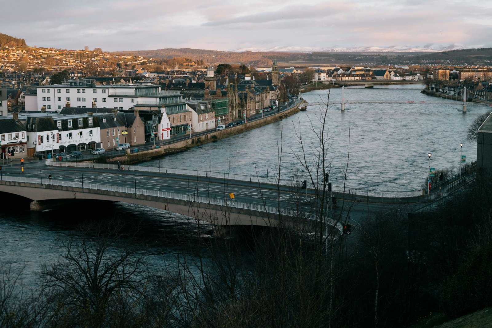 De rivier de Ness en brug in Inverness
