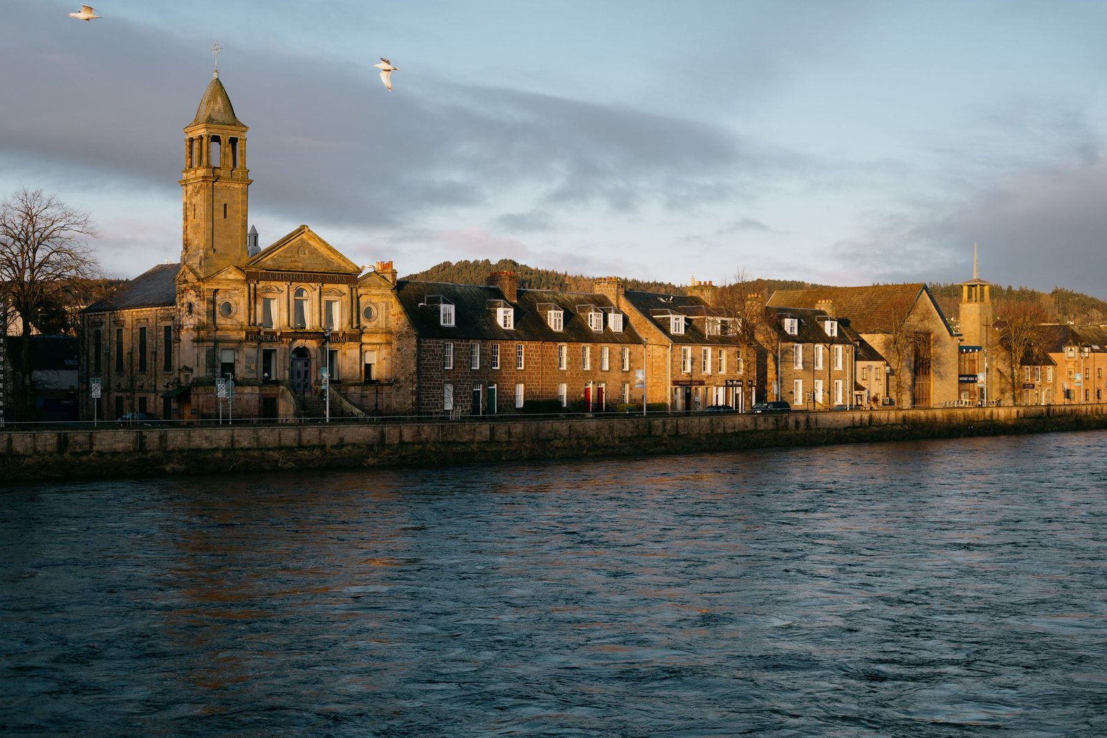 Kerk aan de rivier de Ness in Inverness