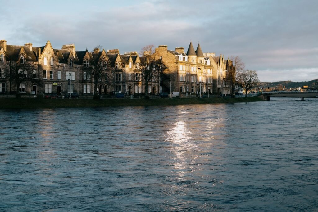 Huizen aan de kade in Inverness