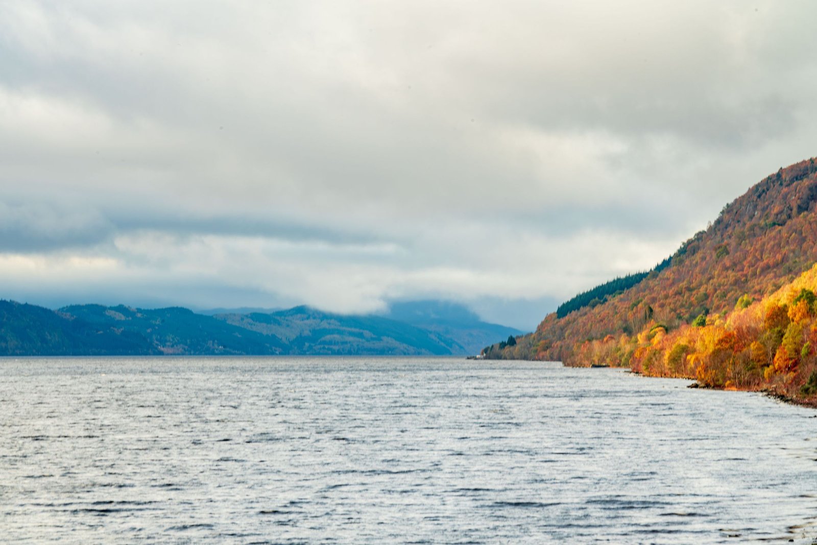 Loch Ness in de herfst