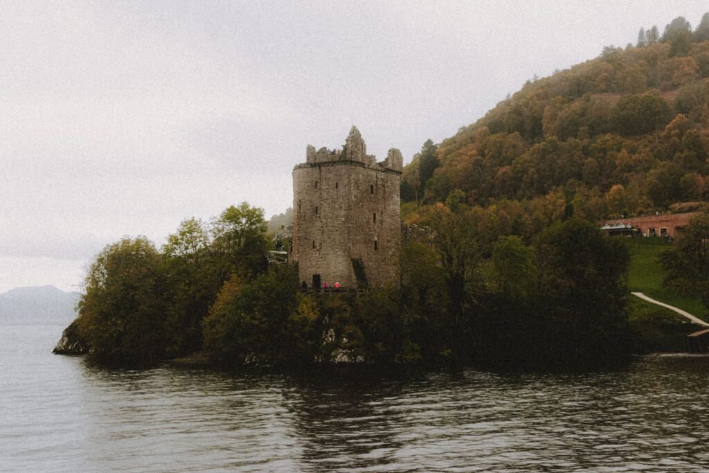 Toren van Urquhart Castle aan het water